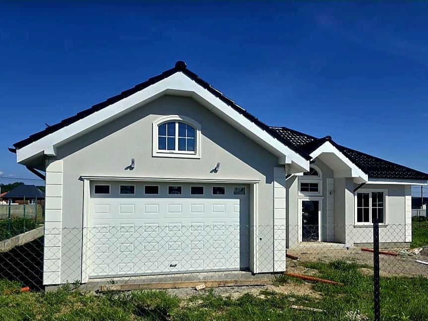 Секционные ворота DoorHan в Сургуте с установкой