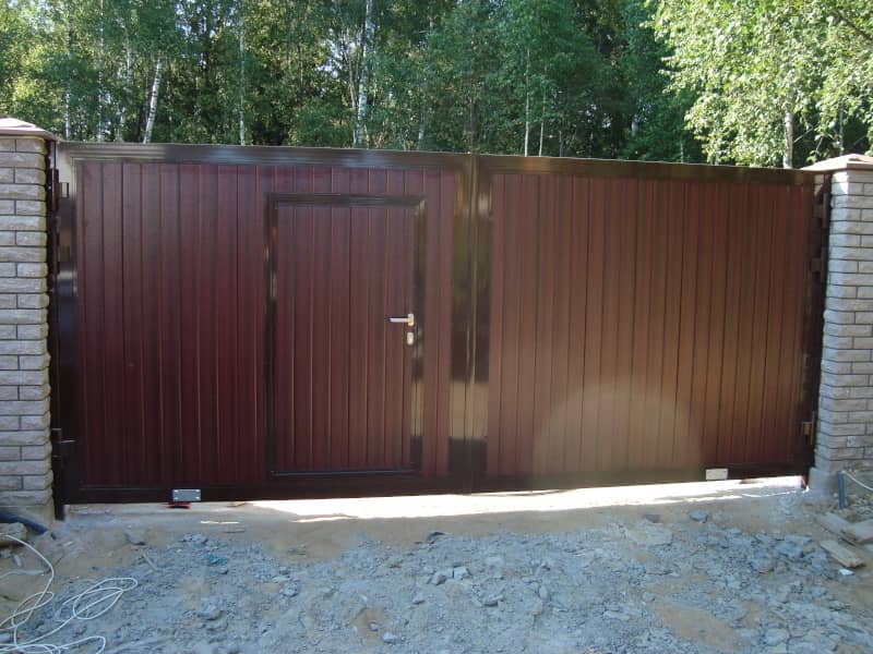Уличные ворота DoorHan в Сургуте с установкой