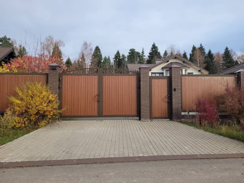 Уличные ворота DoorHan в Сургуте с установкой