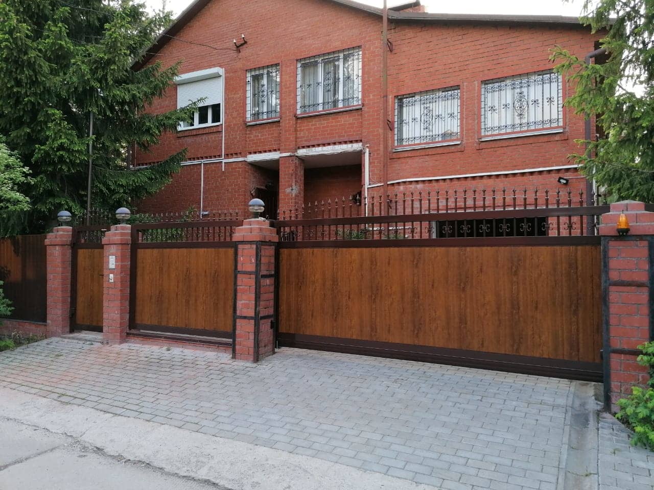 Уличные ворота DoorHan в Сургуте с установкой