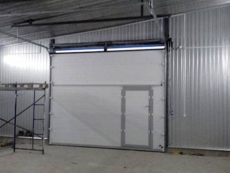 Подъемные ворота с калиткой для гаража в Сургуте
